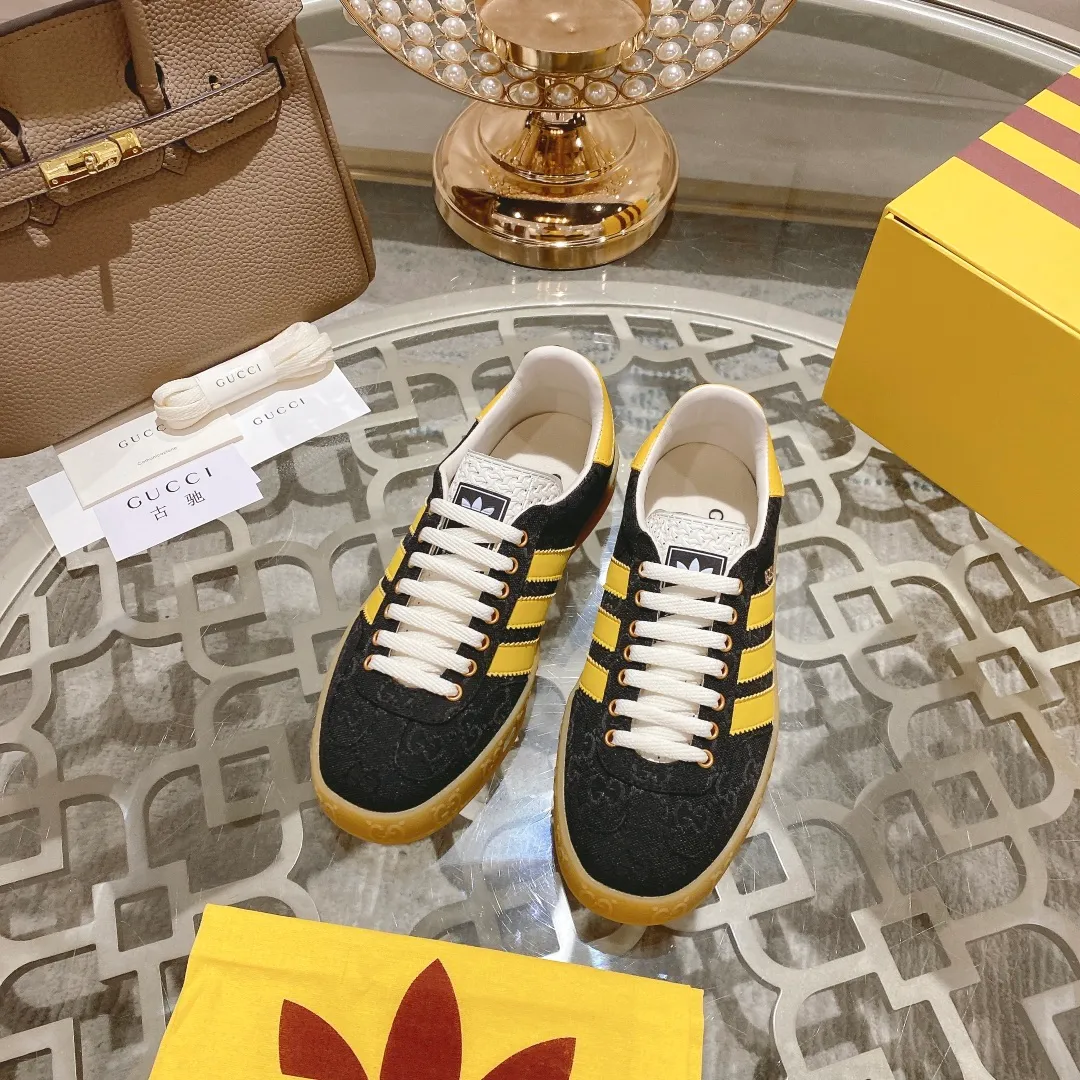 👟👟Ex-factory price 520👟👟Gucci&adidas joint limited edition couple's sneakers. A super nice joint casual sneaker with rich and bold colors! It showed everyone a completely different charm from the past! Combining retro style and youthful sports style to create a new aesthetic! Vitality yet stylish at the same time! ! Upper - made of cowhide, cowhide, cloth. Lining - sheepskin lining for foot pads. Sole - original open-molded beef tendon non-slip and wear-resistant outsole. Size: 35-47 (couple style)